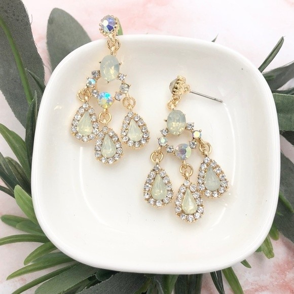 🌼 Vintage Look AB Rhinestone Gold Chandelier Drop Earrings - Picture 1 of 2